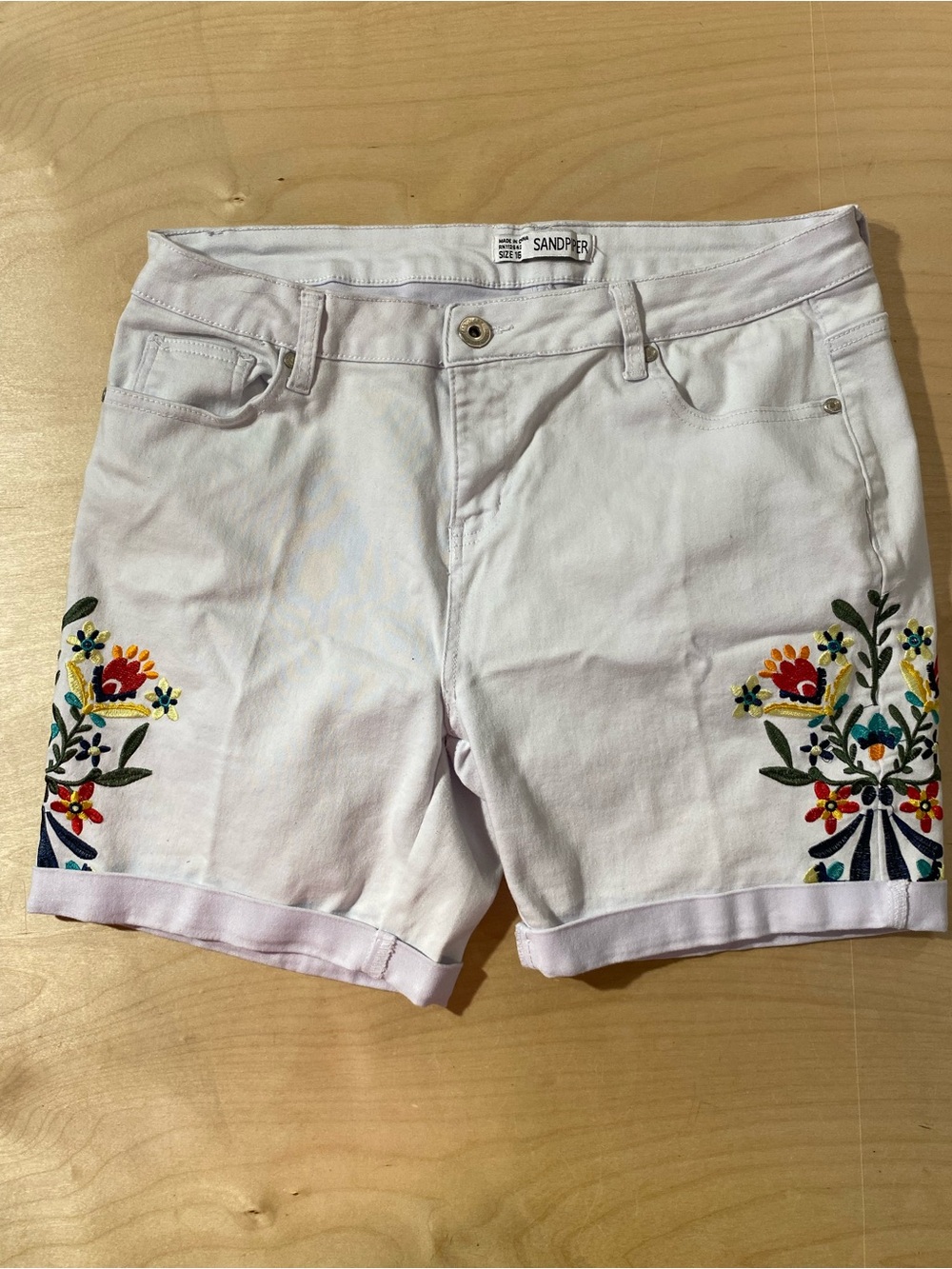 Sand Piper White Embroidered Floral Women’s Shorts 16 (SC) - Picture 5 of 10